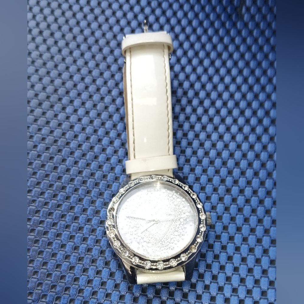 GUESS Women's White Leather Strap Heart Crystal Watch 38mm 
